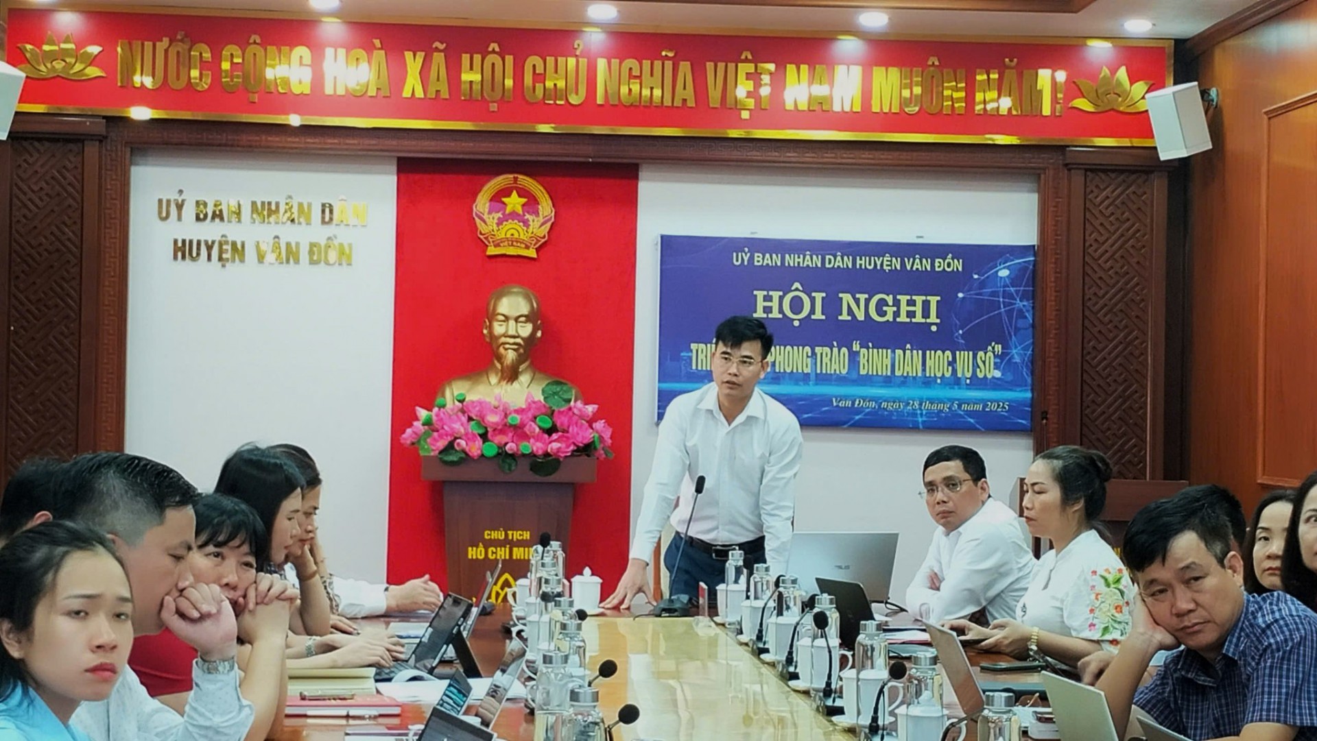 Thạc sĩ Phùng Danh Tú giảng dạy tại lớp tập huấn