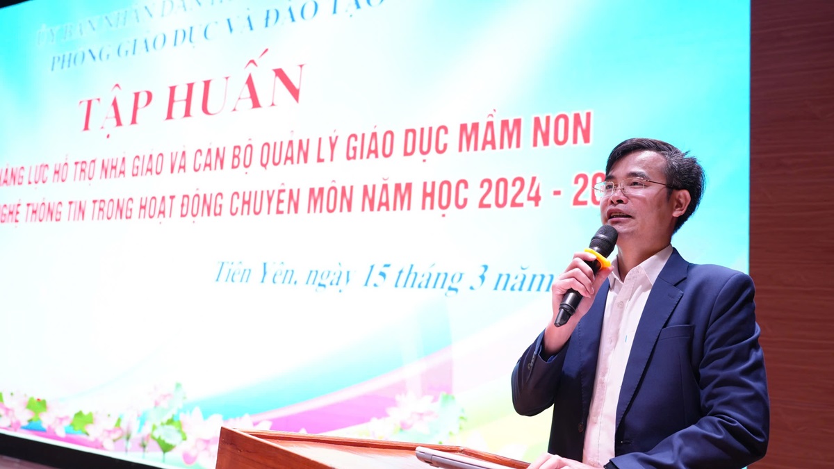 Thạc sĩ Phùng Danh Tú giảng dạy tại lớp tập huấn