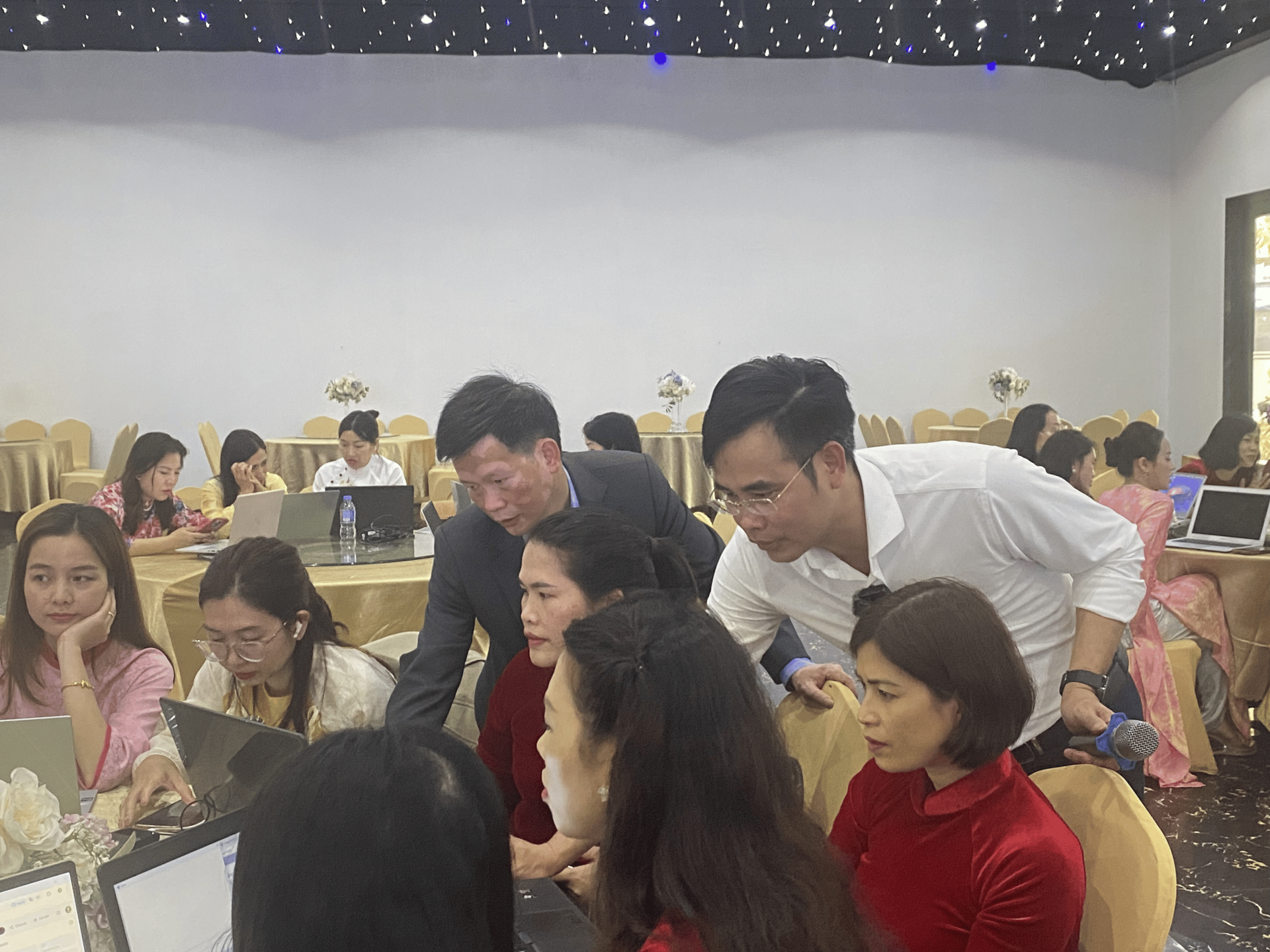 Ông Phùng Danh Tú và đội ngũ trợ giảng hỗ trợ tập huấn lớp học