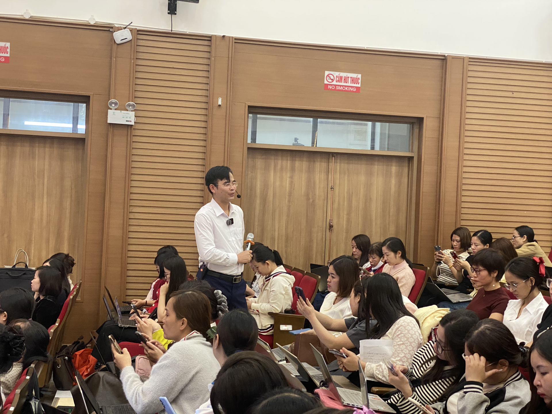 Các lớp tập huấn AI chuyên nghiệp